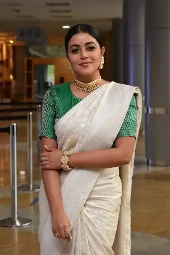 SOUTH INDIAN ACTRESS POORNA IMAGES IN WHITE SAREE 4